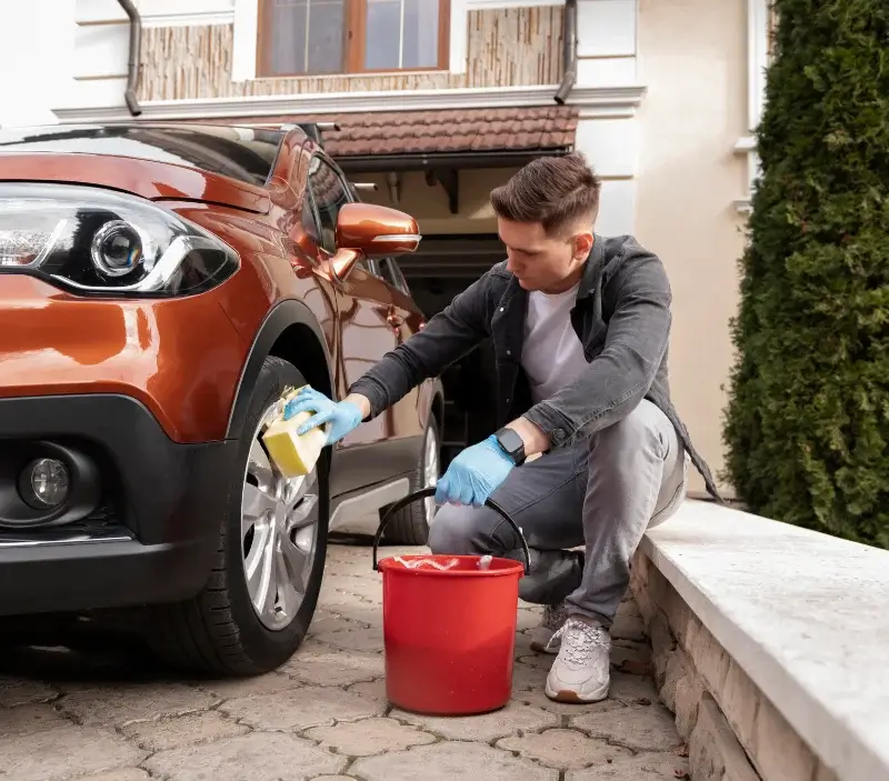 Lavage auto à domicile Montrol-Sénard : professionnel intervenant sur un véhicule